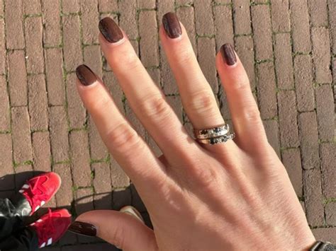 Bruine nagellak is dé manicure die oppermachtig is .